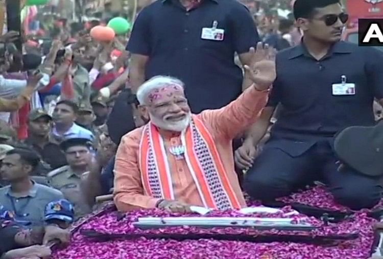 डोमराजा और चौकीदार के साथ पहुंचे पीएम मोदी ने किया नामांकन, जानें और कौन रहे प्रस्तावक नरेंंद्र मोदी