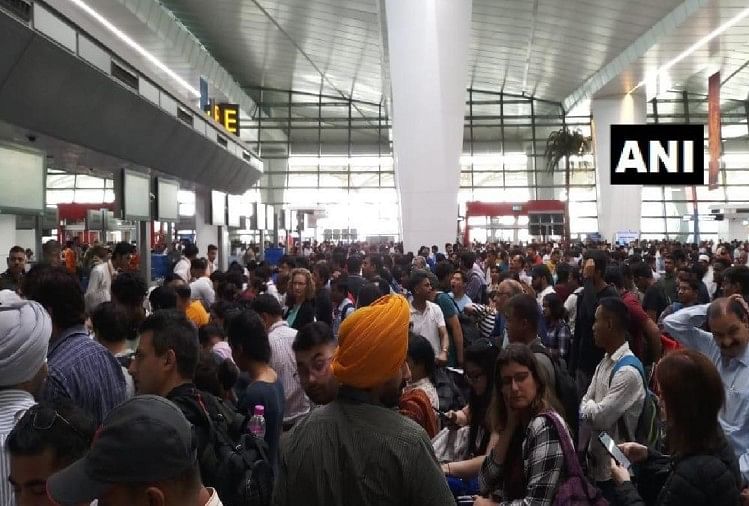 पांच घंटे बाधित रहने के बाद एयर इंडिया की सेवाएं बहाल, हजारों यात्री प्रभावित एयरपोर्ट पर परेशान यात्री