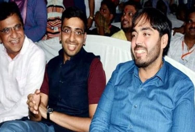 मुकेश अंबानी ने कांग्रेस प्रत्याशी को दिया समर्थन, पीएम मोदी की रैली में दिखे बेटे अंनत सबसे आगे की सीट पर बैठे हुए अनंत अंबानी