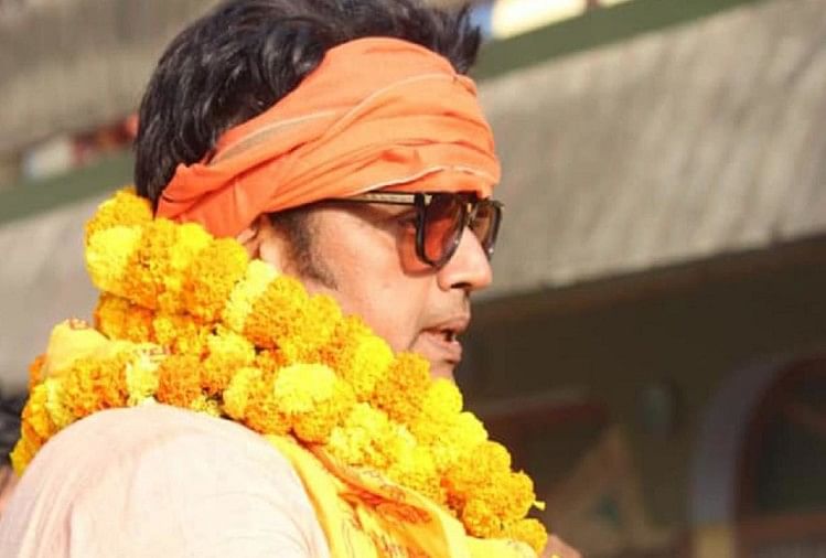 भारत राजनीती: रविकिशन बाबू बॉडी बनाओ, प्रियंका गांधी ने खेला सांप से खेल रवि किशन (फाइल फोटो)