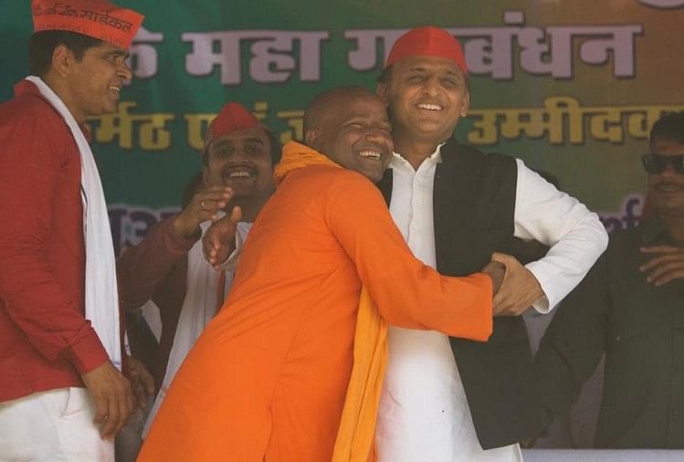 योगी के हमशक्ल अखिलेश से मिले