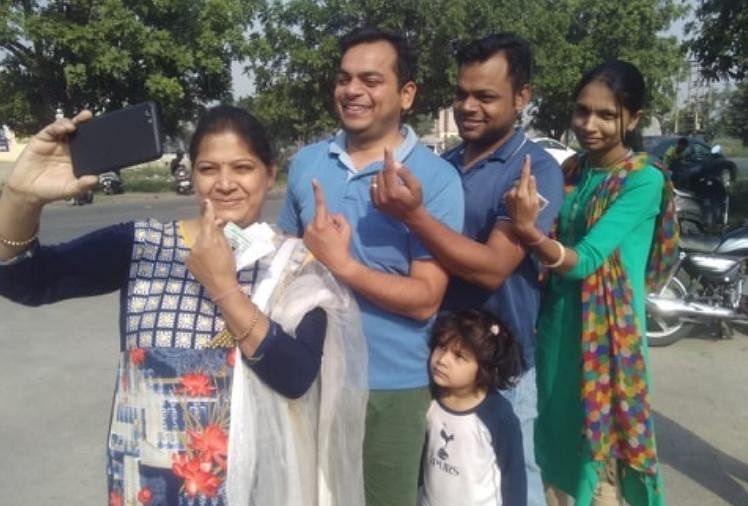 Lok Sabha Elections 2019, 6th Phase Voting In Haryana - लोकसभा चुनाव 2019:  हरियाणा में 69.74 फीसदी मतदान, कुरुक्षेत्र में हार्ट अटैक से एक की मौत -  Amar Ujala Hindi News Live