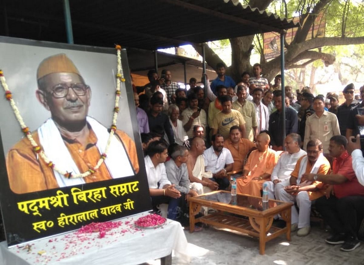 परिजनों से बातचीत करते सीएम योगी