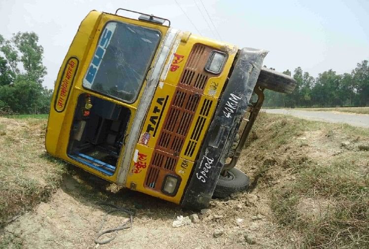 School Bus Overturned In Canal Ten Children Injured Driver Detained स क ल क बस नहर म पलट दस बच च घ यल च लक ह र सत म Amar Ujala Hindi News Live