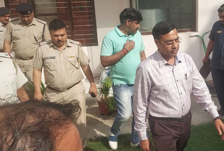 मौके का मुआयना करते एसपी