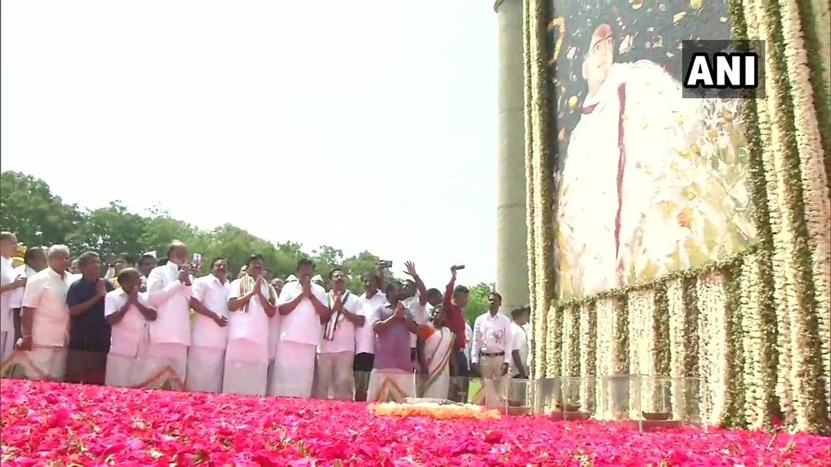 Gandhi Family Pay Tribute To Former Pm Rajiv Gandhi On His Death Anniversary At Veer Bhumi - राजीव गांधी पुण्यतिथि: तमिलनाडु में कांग्रेस नेताओं ने पूर्व प्रधानमंत्री को दी ...