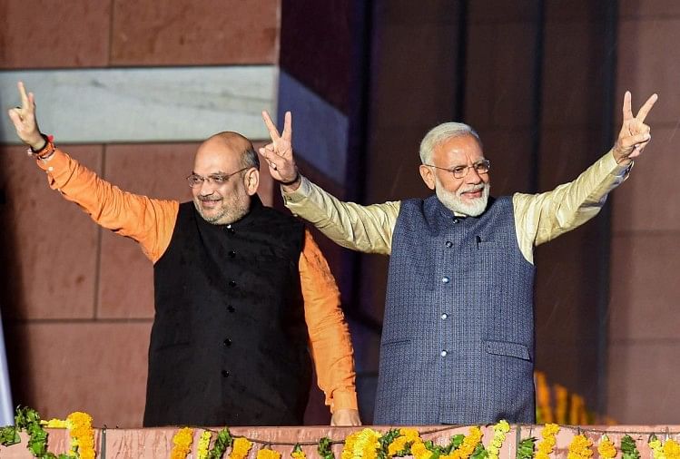 चुनाव जीतने के बाद अभिवादन करते प्रधानमंत्री नरेंद्र मोदी और भाजपा अध्यक्ष अमित शाह