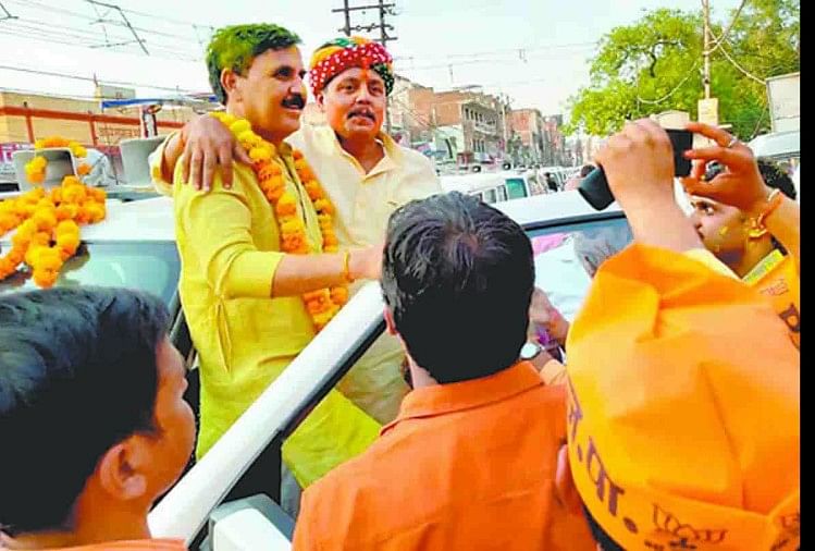 Photo virale du député Vinod Sonkar avec Gulshan Yadav, candidat Sp de Kunda Pratapgarh – Kaushambi