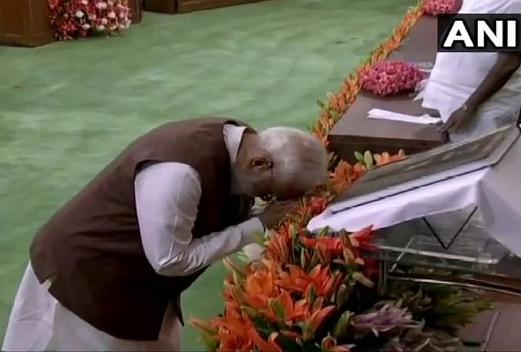 एनडीए की बैठक LIVE : पीएम मोदी ने संविधान को किया नमन, बोले- यह चुनाव मेरे लिए तीर्थयात्रा संविधान को नमन करते पीएम मोदी