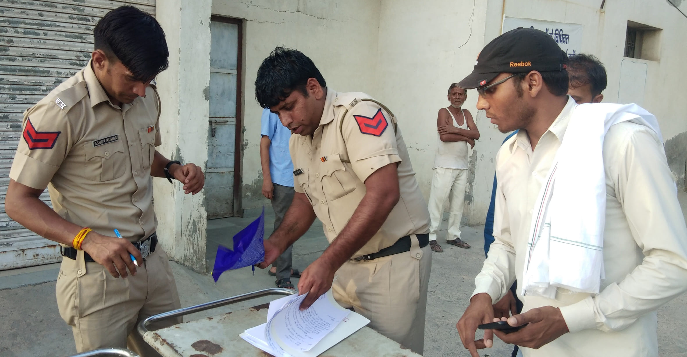 बिजली करंट लगने से हुई कर्मचारी की मौत के बाद कार्रवाई करते पुलिस कर्मचारी