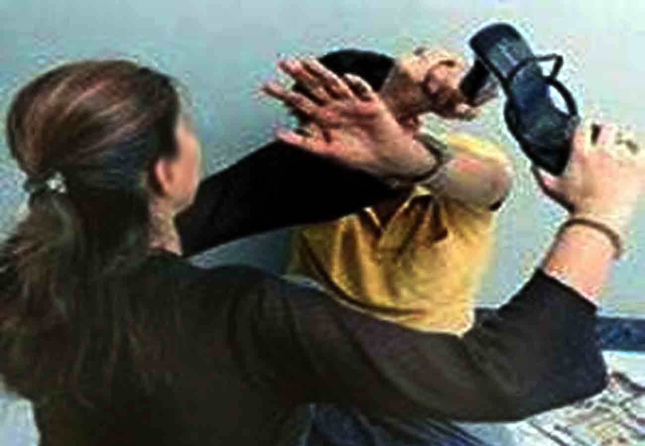 Wife Beating Husband With Slipper Video Viral In Social Media - पति पर चप्पल लेकर टूट पड़ी पत्नी, सोशल मीडिया में वायरल हुआ वीडियो - Amar Ujala Hindi News Live
