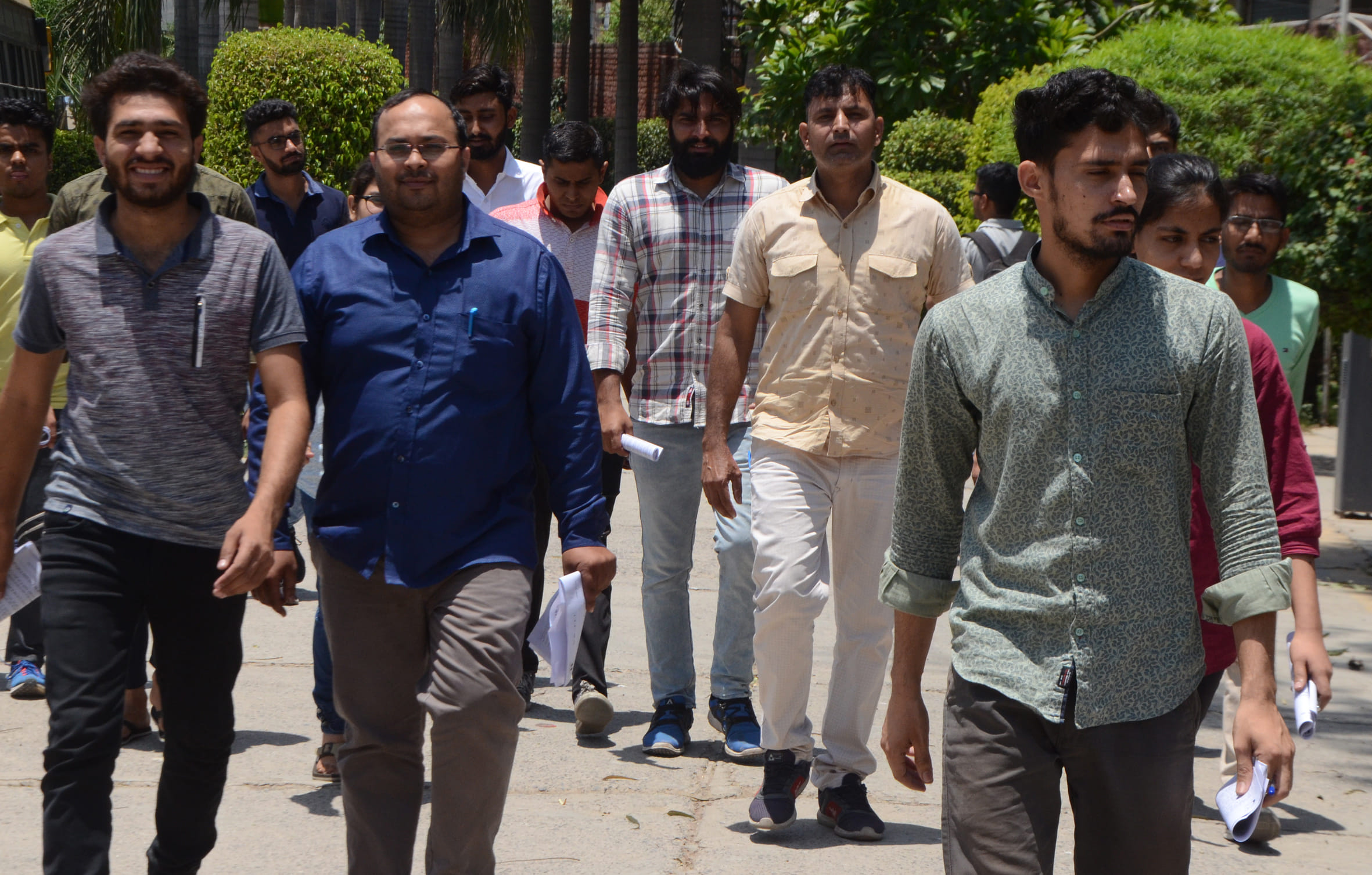 पलवल में रविवार को नायब तहसीलदार की परीक्षा देकर बाहर आते परीक्षार्थी पलवल में रविवार को नायब तहसीलदार की परीक्षा देकर बाहर आते परीक्षार्थी