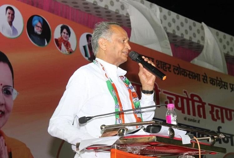 कांग्रेस में हार पर रार: निशाने पर गहलोत, मंत्री का इस्तीफा वायरल अशोक गहलोत (फाइल फोटो)