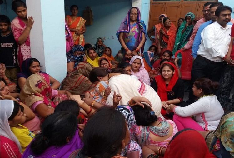 मृतक की पत्नी को सांत्वना देते हुईं स्मृति ईरानी