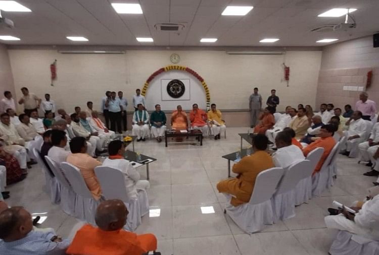 Yogi Adityanath Addresses New Mps In Lucknow. - सीएम आवास पर लंच के लिए  मौजूद भाजपा सांसदों को मुख्यमंत्री योगी ने किया संबोधित - Amar Ujala Hindi  News Live