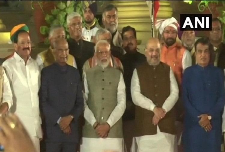 मोदी सरकार-2 : 36 मंत्रियों ने ली दूसरे कार्यकाल के लिए शपथ, 20 पहली बार बने कैबिनेट मंत्री शपथ ग्रहण समारोह में मौजूद राष्ट्रपति रामनाथ कोविंद, पीएम नरेंद्र मोदी व अन्य