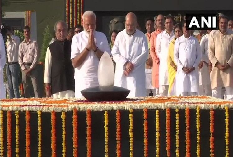 शपथ से पहले नमन: मोदी ने बापू और वाजपेयी को दी श्रद्धांजलि PM Modi