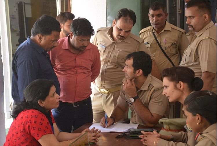 मुरादाबाद: धर्म परिवर्तन का आरोप लगाकर बजरंग दल का हंगामा धर्म परिवर्तन को लेकर थाने में लोगों से पूछताछ करती पुलिस