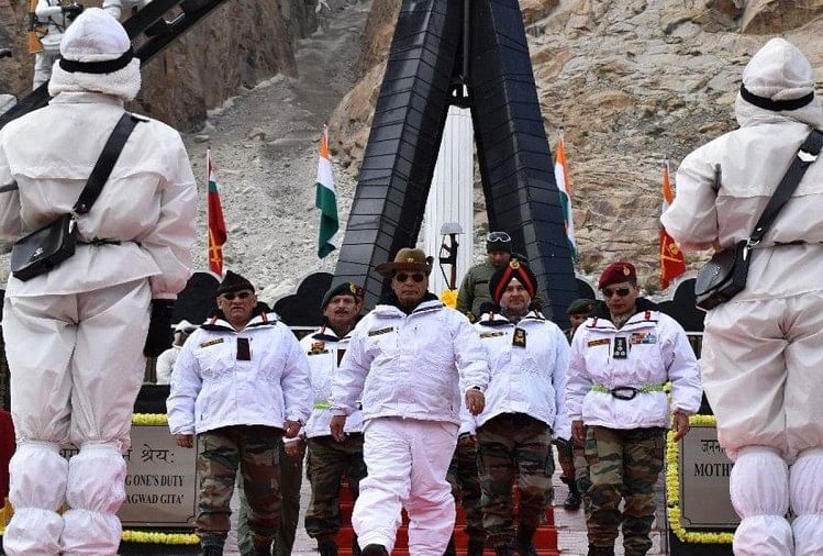 सियाचीन दौरे के दौरान रक्षा मंत्री राजनाथ सिंह (फाइल फोटो)