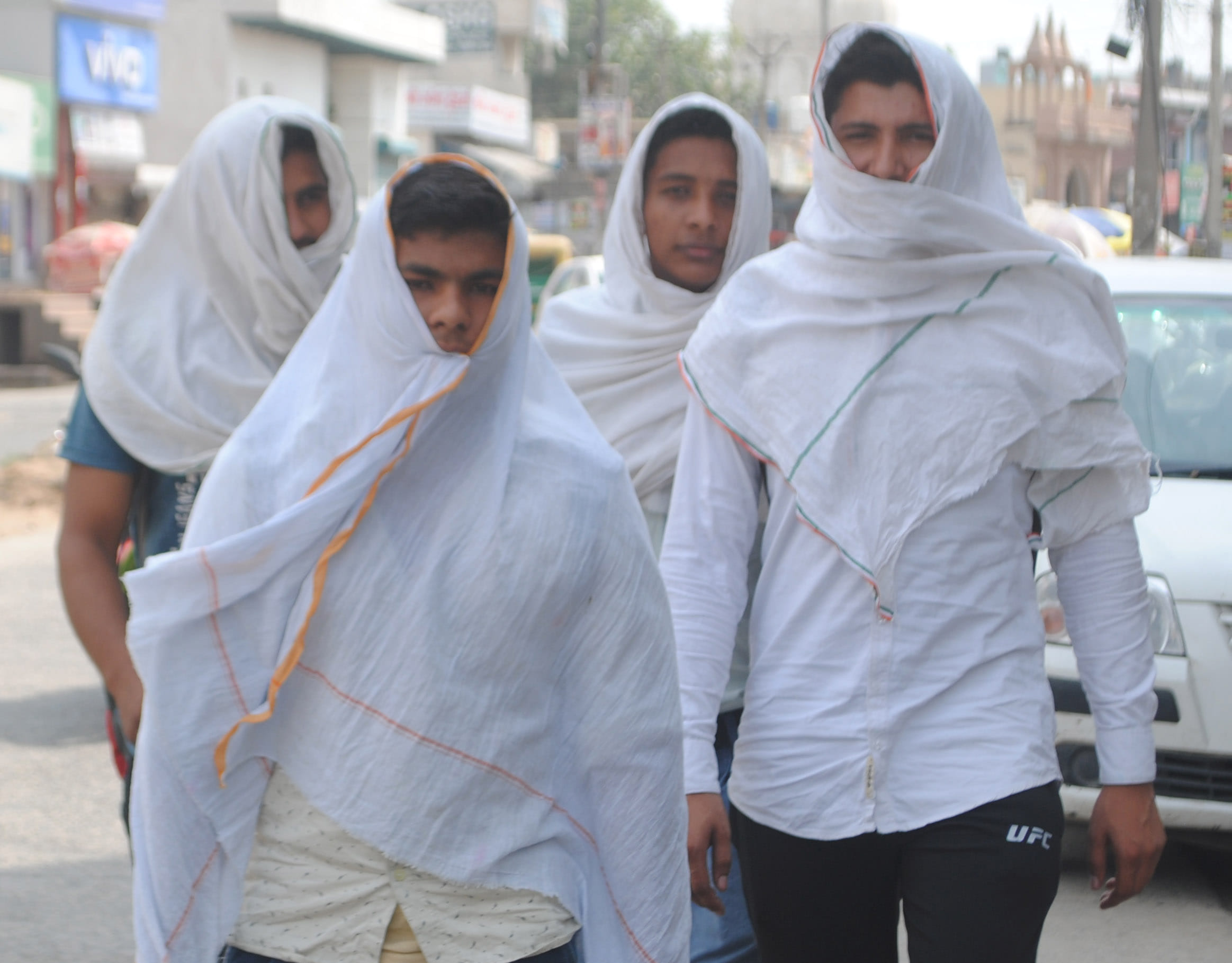 युवाओं ने माना गर्मी से बचाव सिर्फ कपड़ा व स्वाफी युवाओं ने माना गर्मी से बचाव सिर्फ कपड़ा व स्वाफी