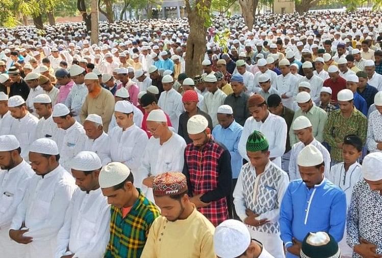 वाराणसी के सारियां पुलकोहना ईदगाह में ईद की नमाज अदा करते मुस्लिम बंधु