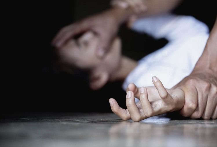 मुंबई के फ्लैट में एयरहोस्टेस के साथ सामूहिक दुष्कर्म, एयरलाइन का सुरक्षा अधिकारी गिरफ्तार सांकेतिक तस्वीर