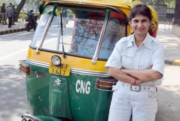 सुनीता चौधरी दिल्ली की पहली महिला ऑटो ड्राइवर