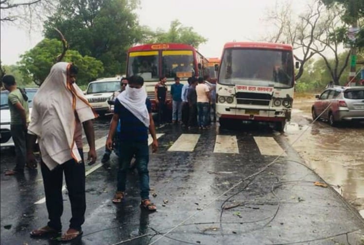 Five Died In Thunderstorm Hits Etah Kasganj Latest News In Hindi आंधी