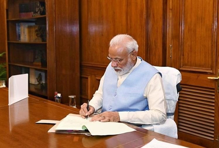 पीएम मोदी का मंत्रियों को निर्देश- सुबह 9.30 बजे पहुंचें दफ्तर, घर से काम न निपटाएं नरेंद्र मोदी (फाइल फोटो)