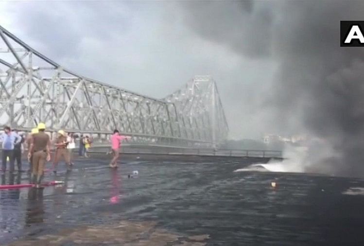 पश्चिम बंगाल के केमिकल गोदाम में लगी आग, मौके पर दमकल की 20 गाड़ियां मौजूद कोलकाता के केमिकल गोदाम में लगी आग