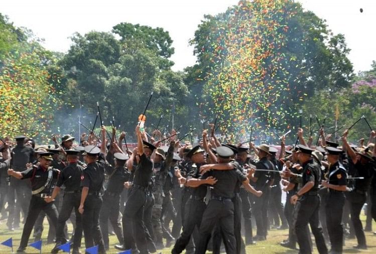 दिलचस्प है जुड़वां भाइयों के सैनिक बनने की कहानी, इंजीनियरिंग में बिछड़े फिर देश सेवा में साथ जुड़े प्रतीकात्मक तस्वीर