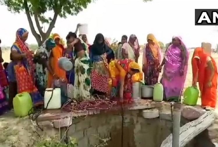 आसमान से बरस रहे अंगारे, इन राज्यों में अगले तीन दिन पड़ेगी भीषण गर्मी राजस्थान में प्रचंड गर्मी के बीच पीने का पानी भरती महिलाएं