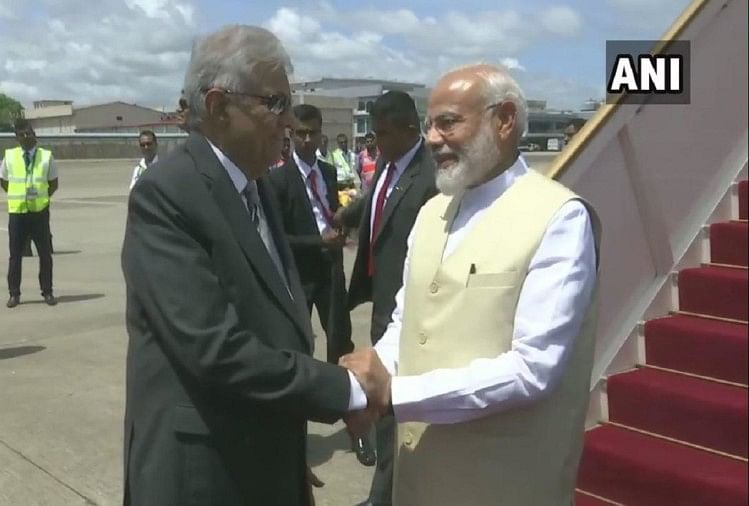 श्रीलंका पहुंचे पीएम मोदी, चर्च में दी श्रद्धांजलि, राष्ट्रपति सिरिसेना संग होगी आतंकवाद पर चर्चा PM Modi in Srilanka