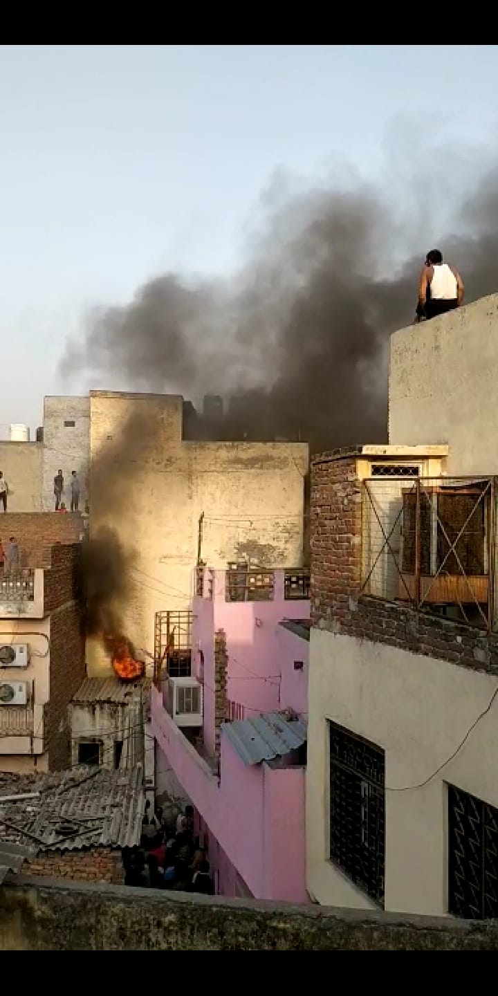 फरीदाबाद गांधी कालोनी में शॉर्ट सर्किट से मकान में लगी आग पीछे दीवार से निकलती लपटें । फरीदाबाद गांधी कालोनी में शॉर्ट सर्किट से मकान में लगी आग पीछे दीवार से निकलती लपटें ।