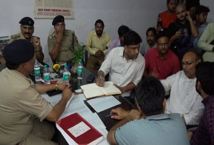 बेखौफ बदमाशों ने कारोबारी से लूटे 7.50 लाख रुपए, आरोपियों ने ऐसे दिया वारदात को अंजाम पुलिस को जानकारी देते पीड़ित परिजन