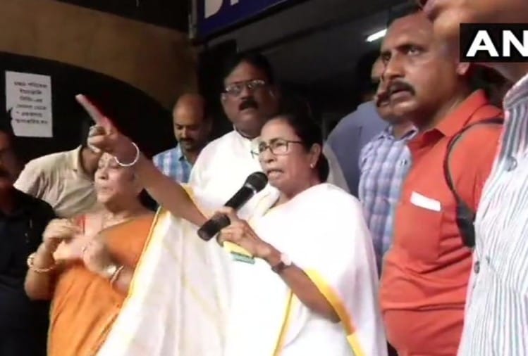 बंगाल में कट मनी विवाद : टीएमसी नेता ने वापस किए 2.25 लाख रुपये, कमीशन लेने पर होगी उम्रकैद पश्चिम बंगाल की मुख्यमंत्री ममता बनर्जी (फाइल फोटो)