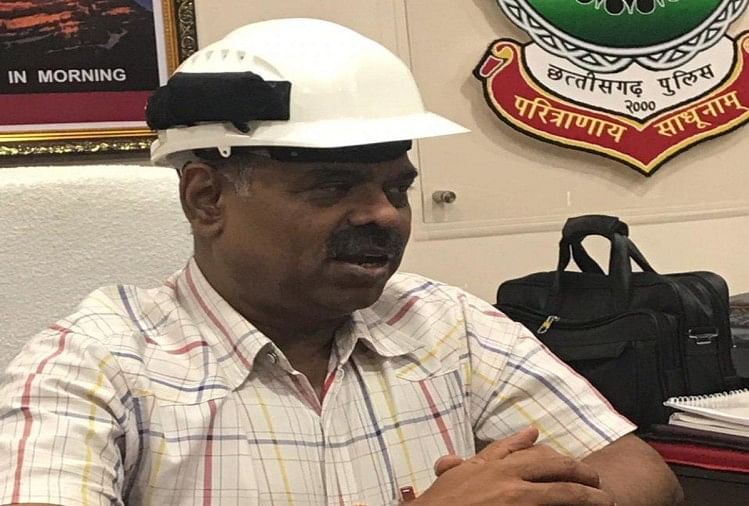 ट्रैफिक पुलिस वालों को गर्मी से राहत, जल्द ही मिलेगा एसी हेलमेट एसी हेलमेट का परीक्षण करते डीजीपी डीएम अवस्थी