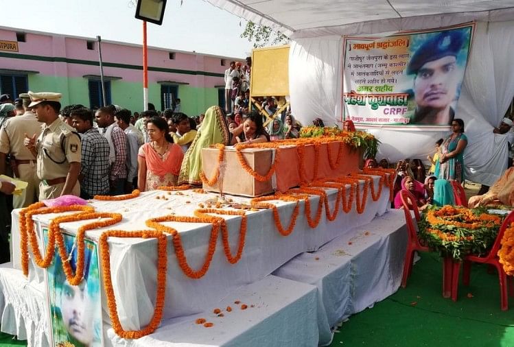 गांव पहुंचा शहीद महेश कुशवाहा का पार्थिव शरीर।