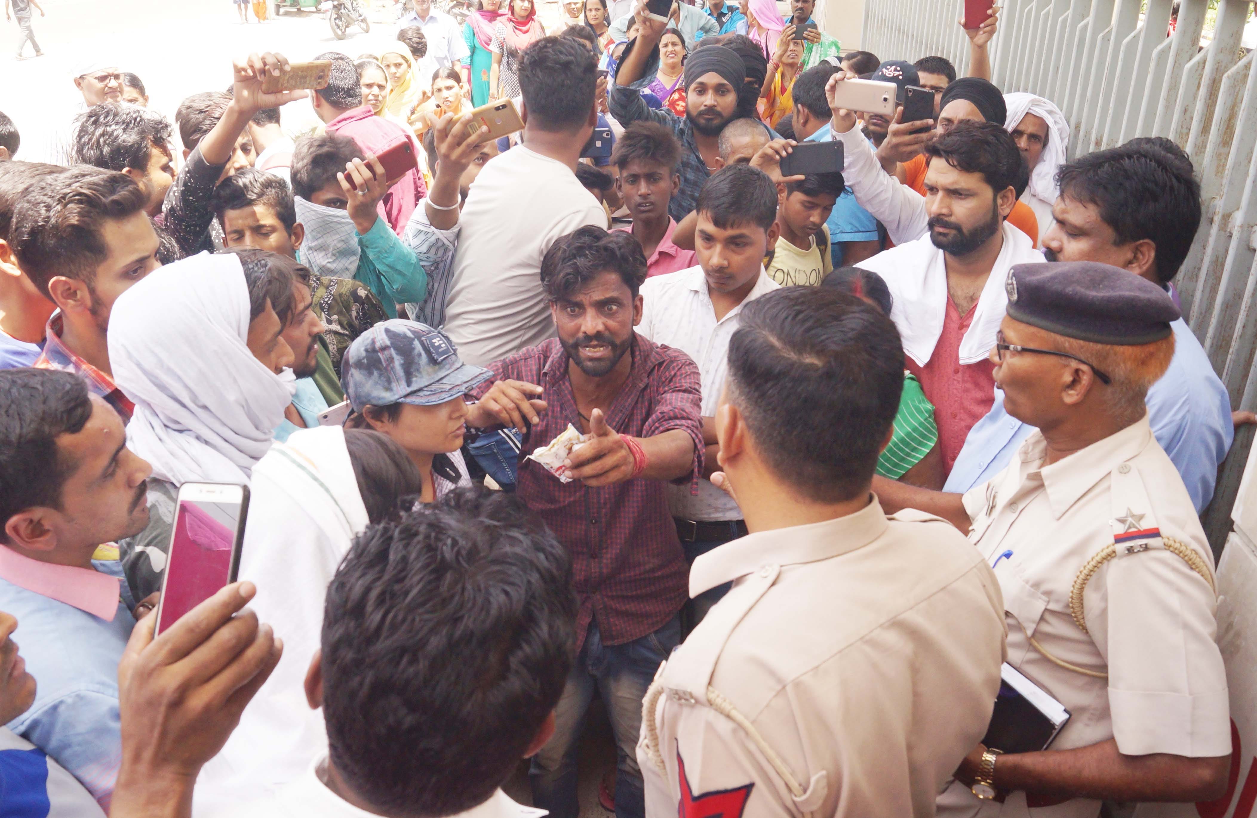फरीदाबाद ईएसआईसी मेडिकल कालेज व अस्पताल में डाक्टरों द्वारा हड़ताल करने पर गुस्साए मरीजों को सम फरीदाबाद ईएसआईसी मेडिकल कालेज व अस्पताल में डाक्टरों द्वारा हड़ताल करने पर गुस्साए मरीजों को सम