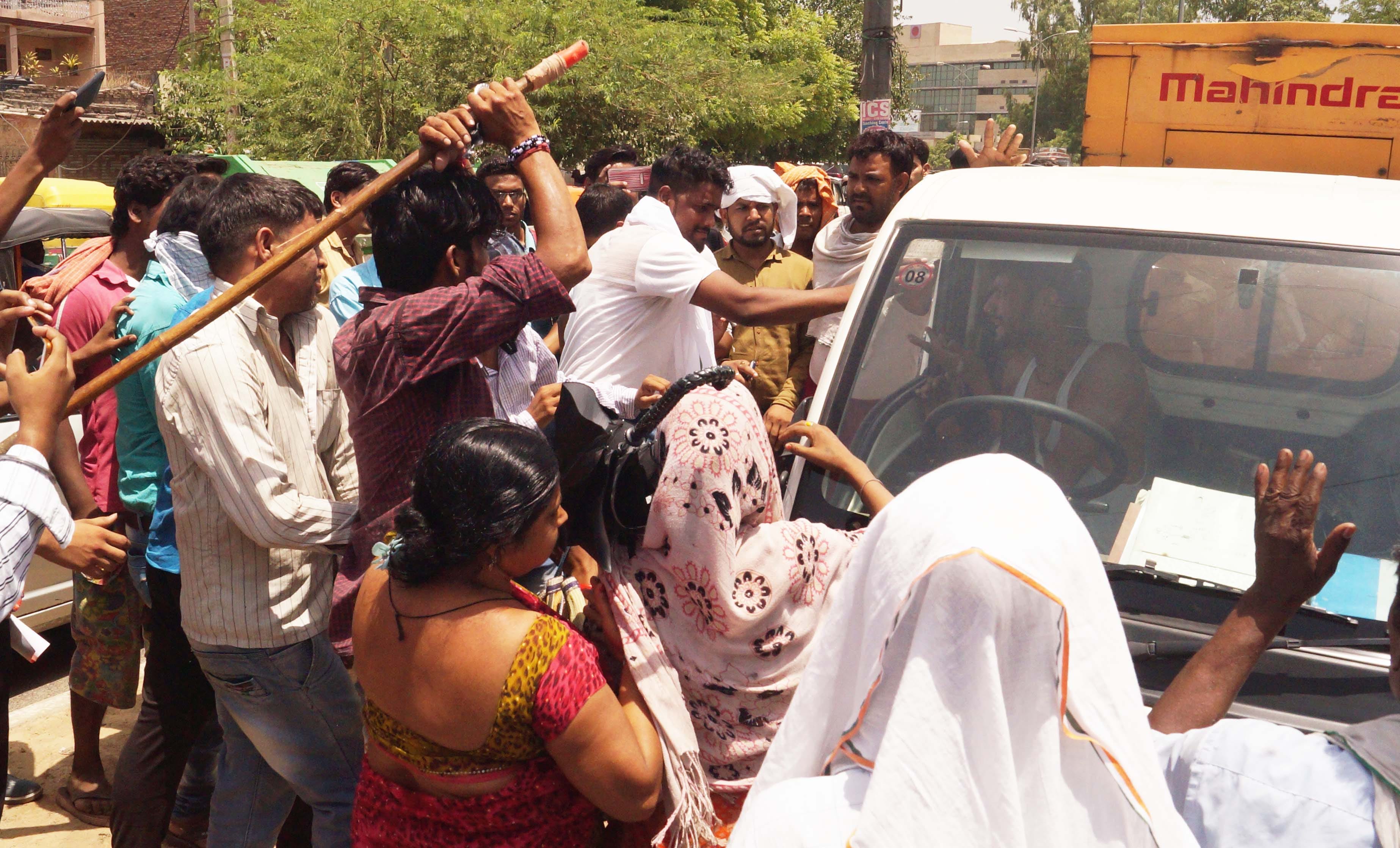 र ोड़जाम के दौरान वाहन चालाक द्वारा गाड़ी वापिस न ले जाने पर उस लाठी बरसाते गुस्साएं मरीज । र ोड़जाम के दौरान वाहन चालाक द्वारा गाड़ी वापिस न ले जाने पर उस लाठी बरसाते गुस्साएं मरीज ।