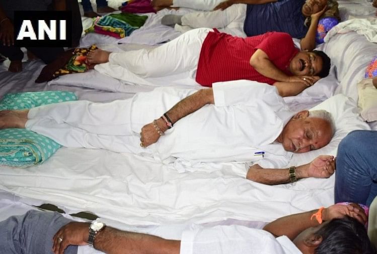 धरने पर बीएस येदियुरप्पा
