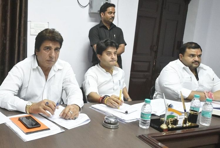 कांग्रेस समीक्षा बैठक: संगठन और प्रत्याशियों ने एक-दूसरे पर फोड़ा हार का ठीकरा, अब यूपी चुनाव पर नजर समीक्षा बैठक के दौरान प्रदेश अध्यक्ष राज बब्बर व ज्योतिरादित्य सिंधिया।
