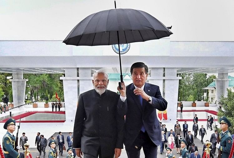 प्रधानमंत्री मोदी के लिए जब इन दो देशों के राष्ट्रपतियों ने खुद पकड़ लिया छाता नरेंद्र मोदी-सूरोनबे जीनबेकोव