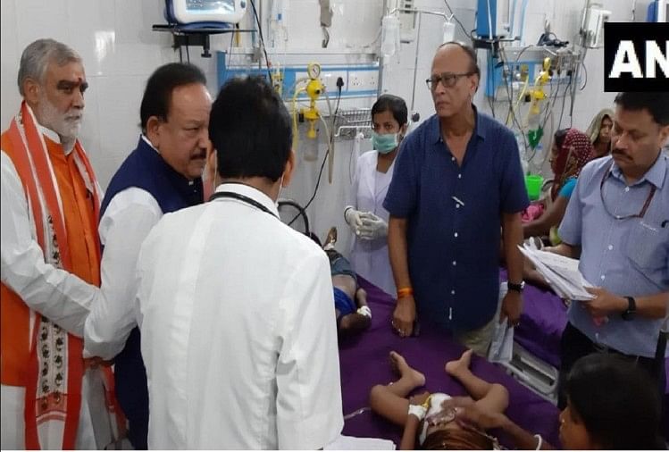 Central health Minister Dr. Harshwardhan and Ashwini Chaubey in Muzaffarpur(File Photo)