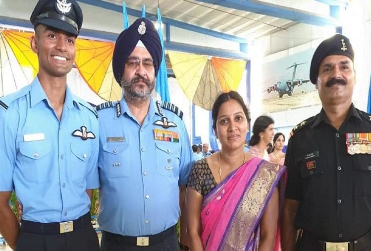 गर्व के क्षण : फ्लाइंग ऑफिसर बनने पर वायुसेना प्रमुख ने अपनी वर्दी से निकालकर दिया नायाब तोहफा फ्लाइंग ऑफिसर नवीन रेड्डी के साथ भारतीय वायुसेना प्रमुख बीएस धनोआ