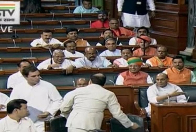 शपथ के बाद हस्ताक्षर करना भूले राहुल