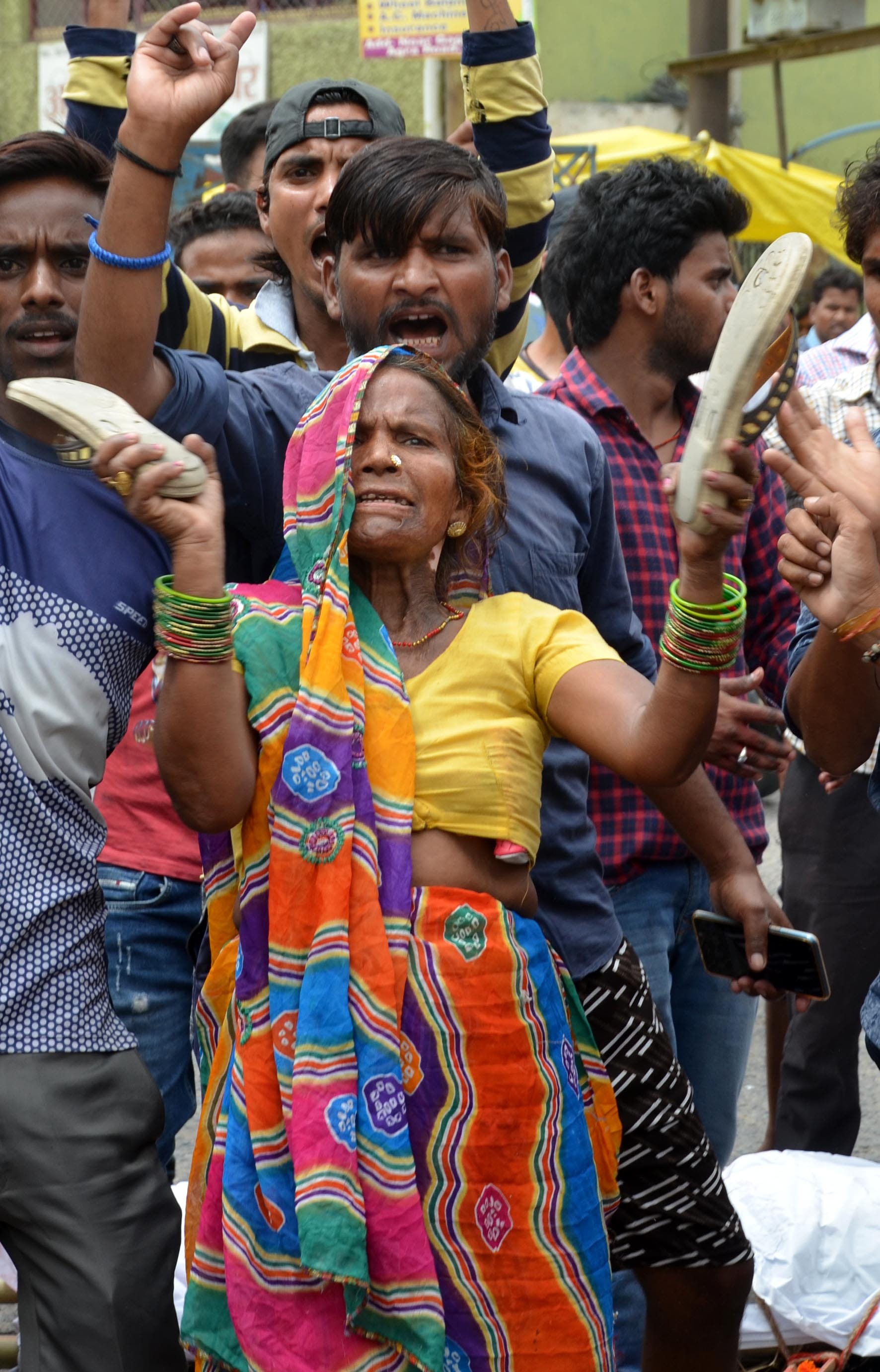हाथरस अड्डा पर शव रखकर हाथों में चप्पल लेकर हंगामा करती महिला। हाथरस अड्डा पर शव रखकर हाथों में चप्पल लेकर हंगामा करती महिला।