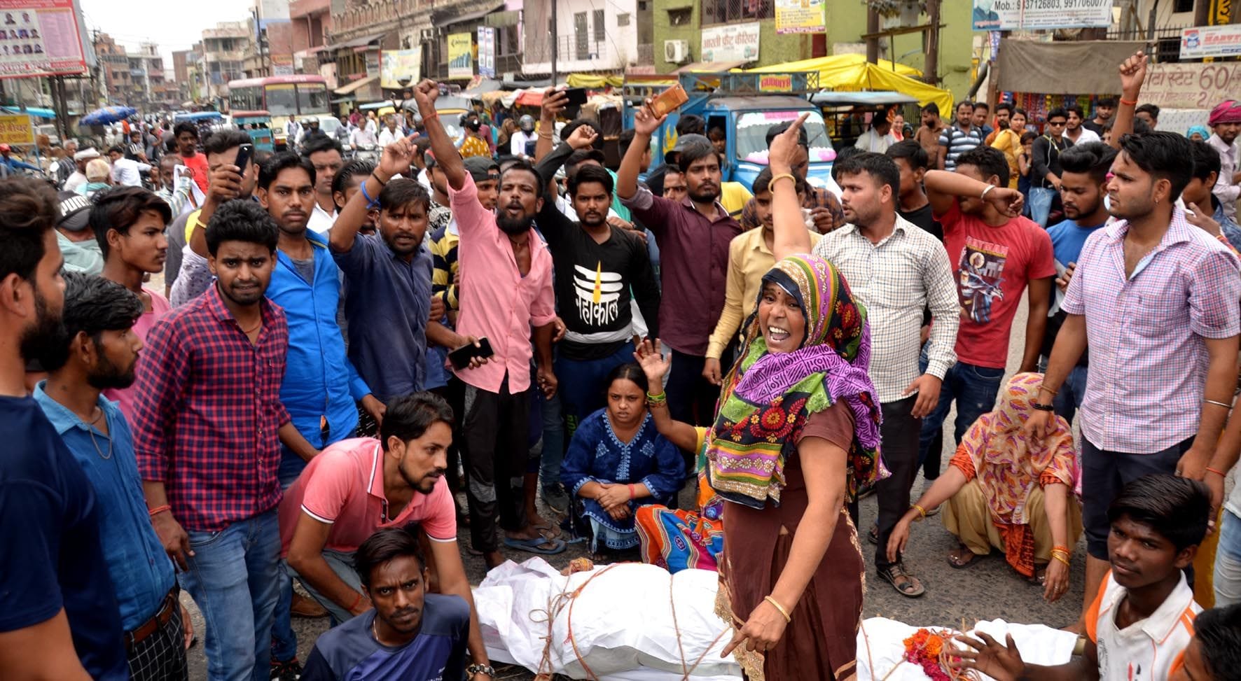 हाथरस अड्डा पर शव रखकर जाम लगाकर हंगामा करते लोग। हाथरस अड्डा पर शव रखकर जाम लगाकर हंगामा करते लोग।