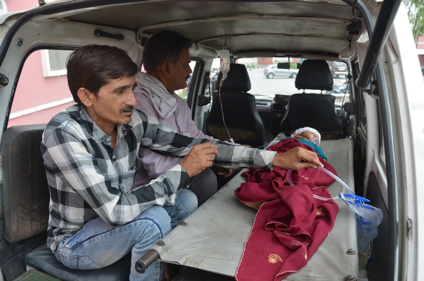 जेएन मेडिकल कॉलेज में डॉक्टर्स की हड़ताल के कारण उपचारधीन बालक को लेकर दिल्ली जाते परिजन। जेएन मेडिकल कॉलेज में डॉक्टर्स की हड़ताल के कारण उपचारधीन बालक को लेकर दिल्ली जाते परिजन।