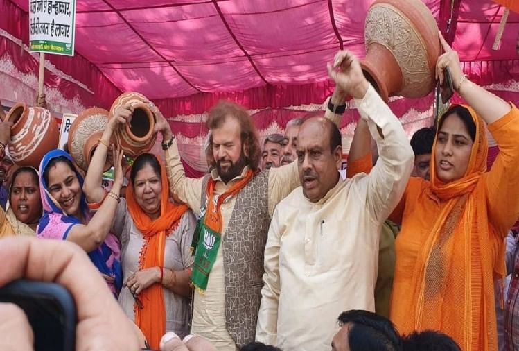 दिल्ली में पानी के लिए मचा हुआ है हाहाकार, केजरीवाल सरकार गहरी नींद में: बीजेपी बीजेपी ने किया मटका फोड़ प्रदर्शन